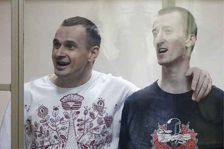 <strong>25 августа</strong><p>Сенцов и Кольченко, узнав о вердикте в суде, поют украинский гимн</p>