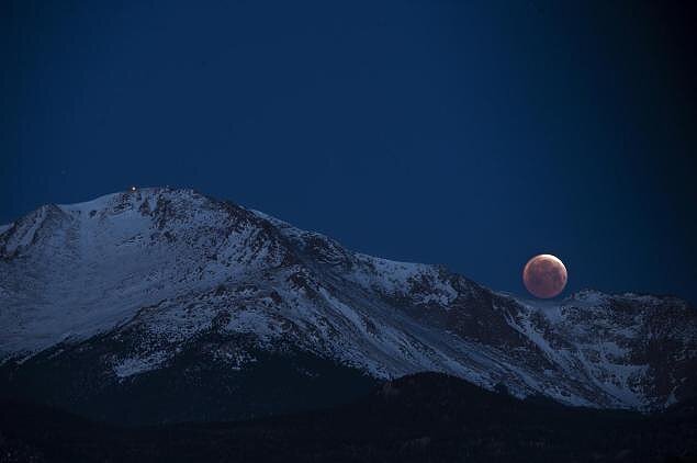 На фото: лунное затмение в штате Колорадо, Getty Images