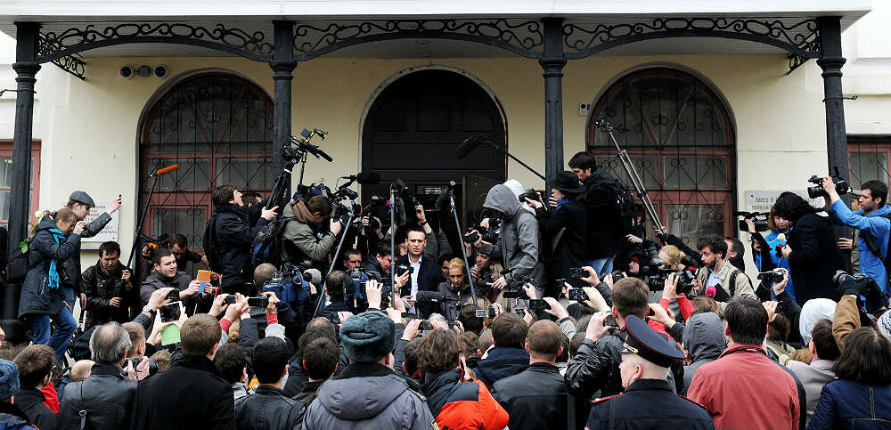 Алексей Навальный отвечает на вопросы журналистов после суда, Киров, 17 апреля 2013. Источник фото: AFP PHOTO / ANDREY SMIRNOV