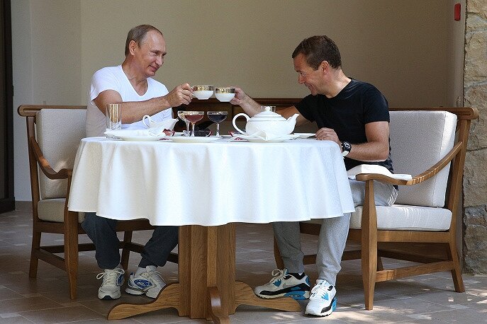 <strong>30 августа</strong><p>Путин и Медведев пьют чай после качалки</p>