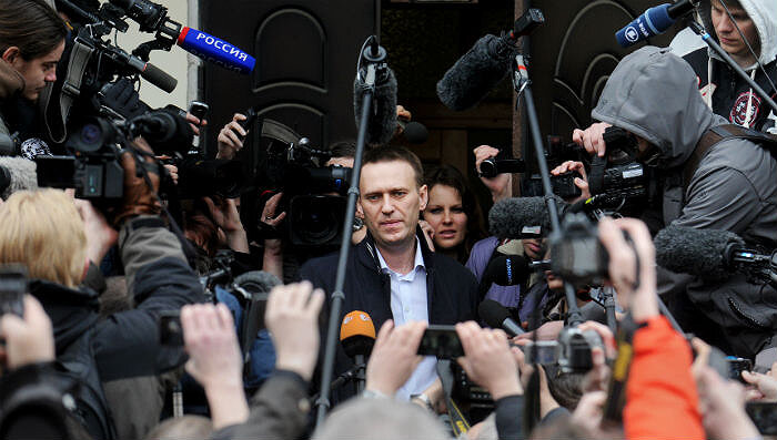 Алексей Навальный отвечает на вопросы журналистов после суда, Киров, 17 апреля 2013. Источник фото: AFP PHOTO / ANDREY