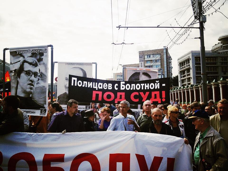 Перед началом шествия оппозиции «За свободу узников, против палачей!». Калужская площадь, Москва, 12 июня 2013. Авто фото: Анна Юхтина