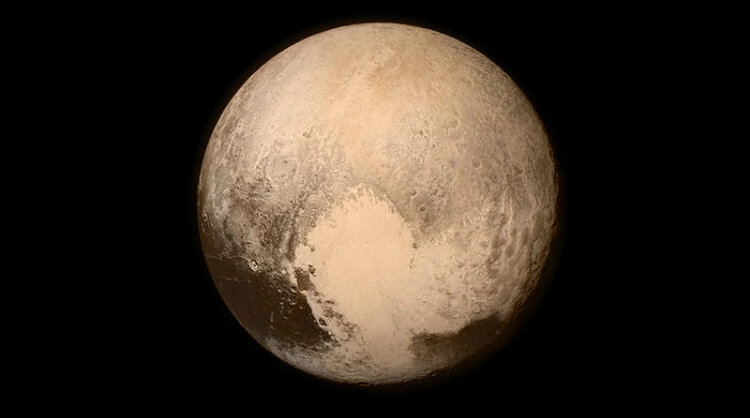 <strong>14 июля</strong><p>NASA опубликовало первую фотографию Плутона в хорошем качестве</p>