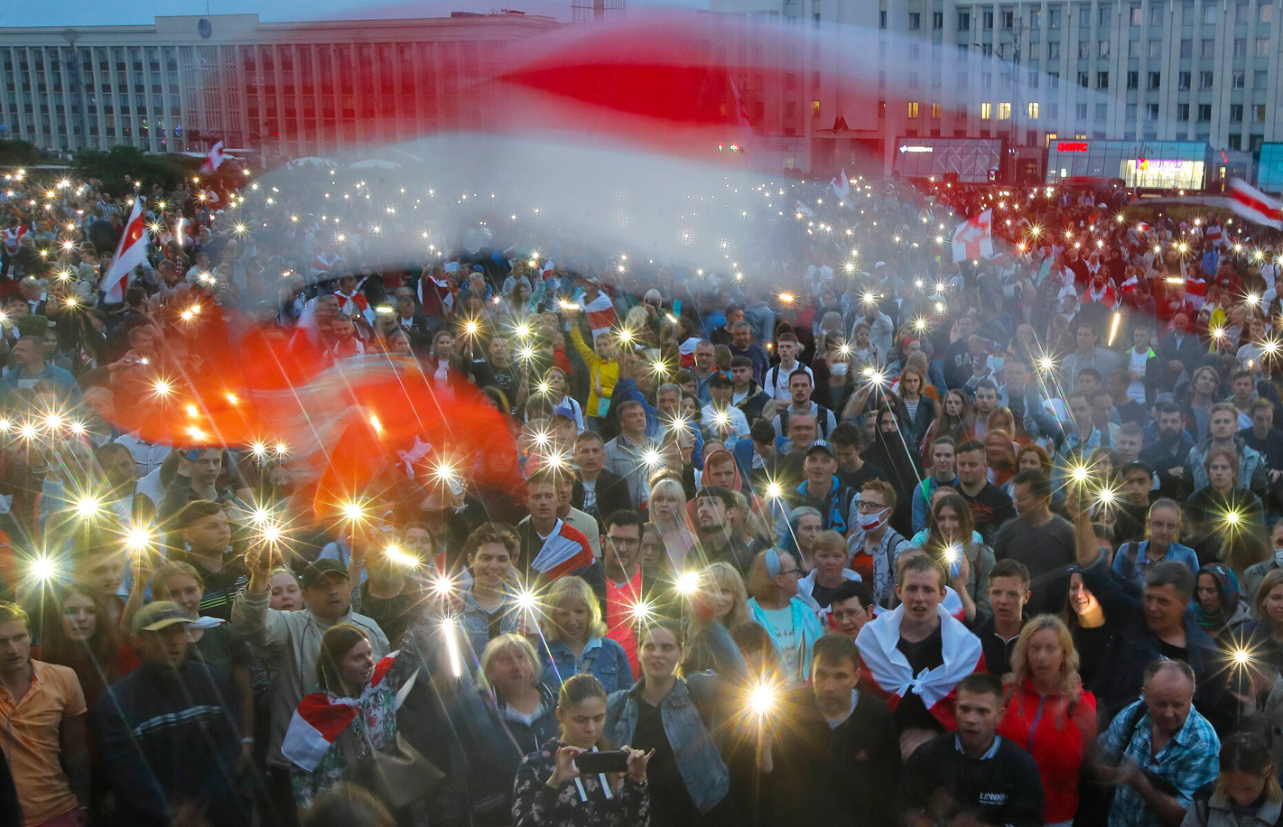 <p>Участники протестов на площади Независимости в Минске, 19 августа 2020 года.&nbsp;<br />
<br />
Массовые акции протеста в Беларуси продолжались до зимы. Их участники вели себя мирно, но часто их разгоняли силовики. За это время десятки тысяч людей были задержаны, тысячи были осуждены или были вынуждены уехать.&nbsp;</p>