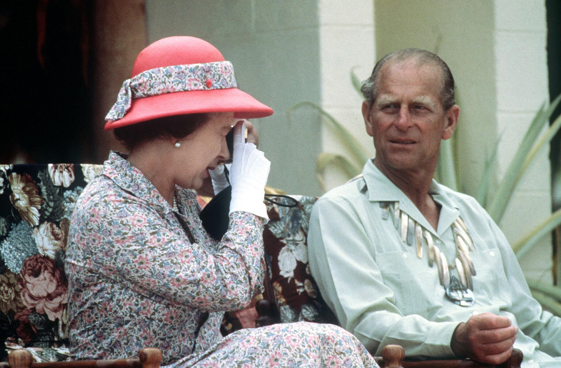 <p>Принц Филипп и королева Елизавета II во время визита в Тувалу, карликовое государство в Полинезии, 1982</p>