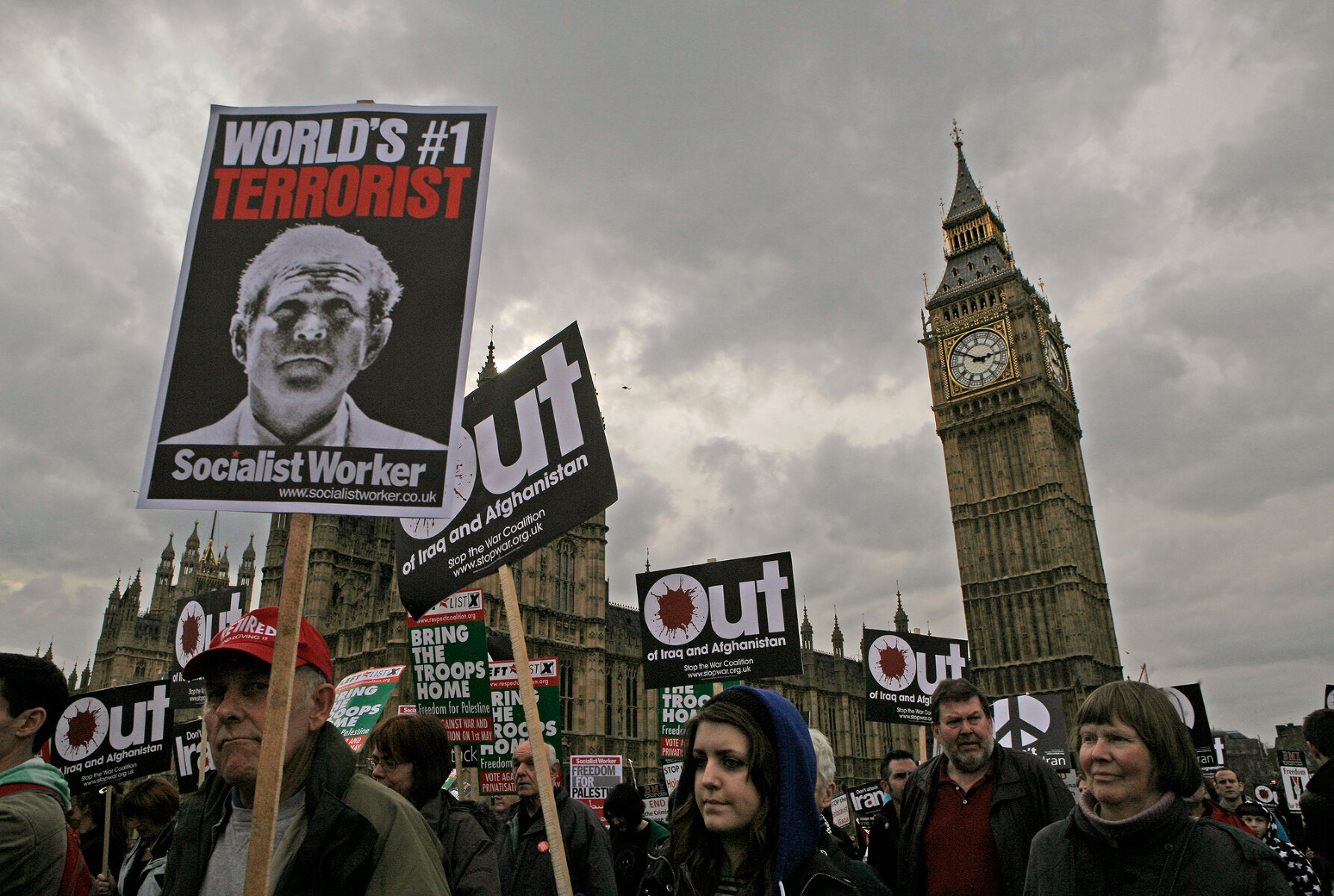 <p>Тысячи протестующих против военной операции США в Афганистане идут мимо Вестминстерского дворца в Лондоне в пятую годовщину ввода американских войск в Афганистан, 15 марта 2007 года</p>