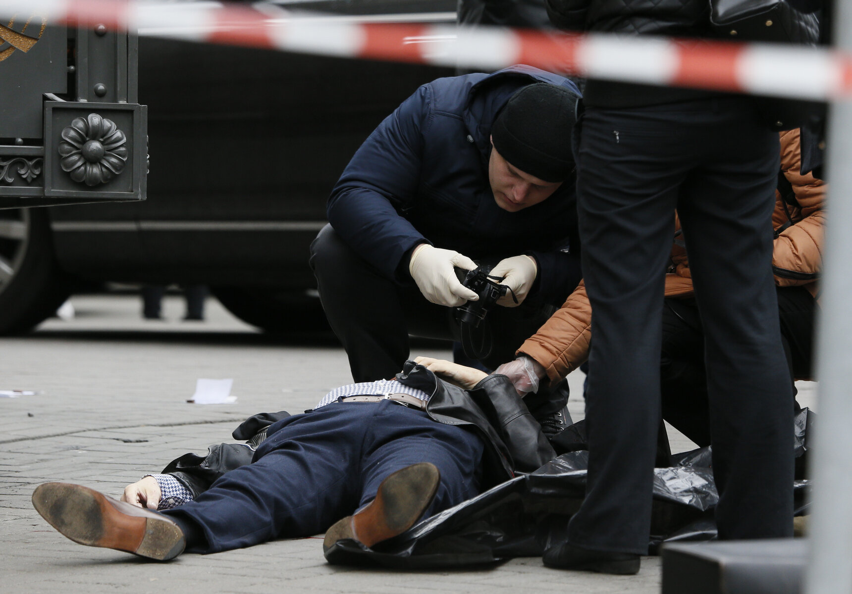 <p>Следователи осматривают тело Дениса Вороненкова</p>