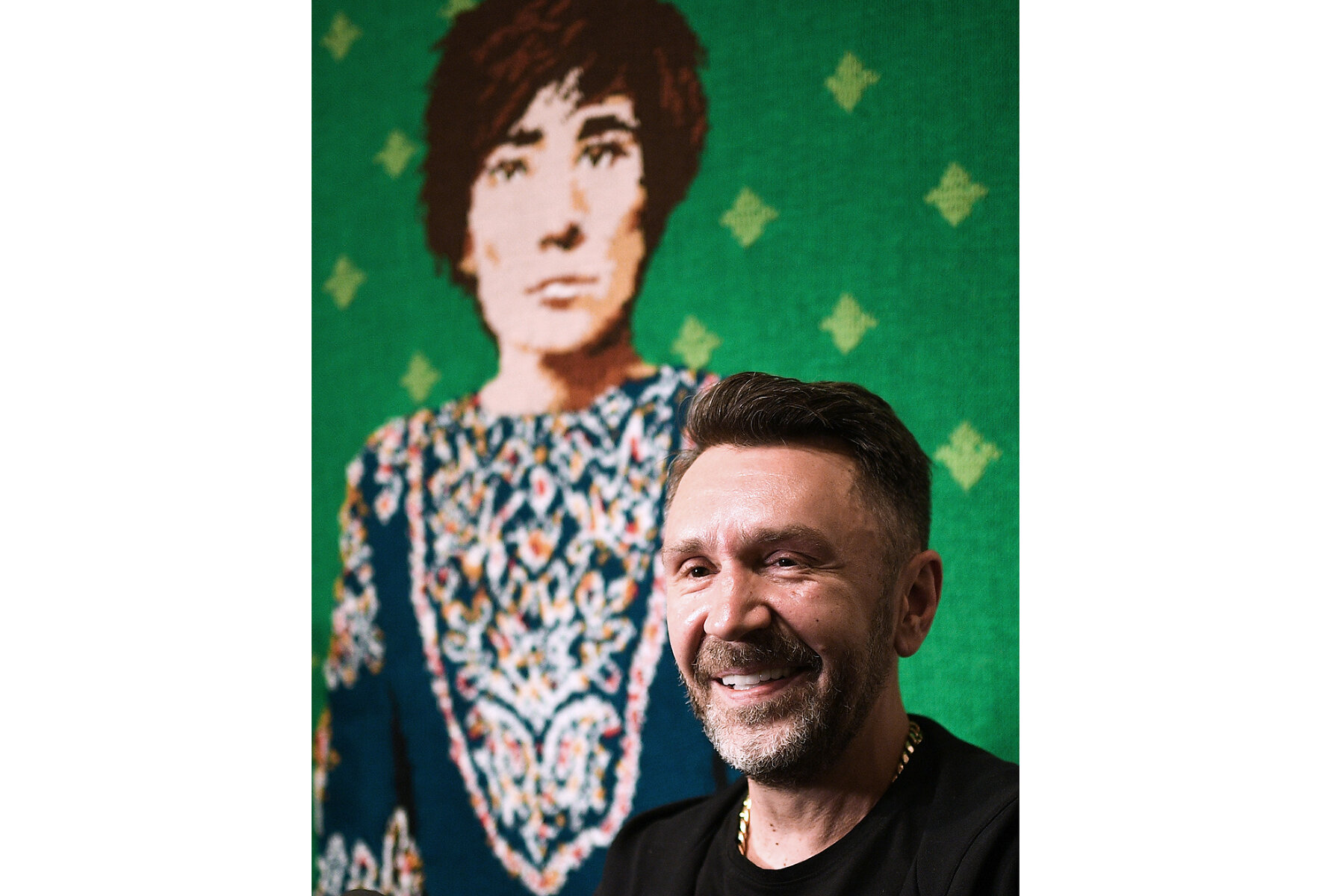 <p>Сергей Шнуров на фоне картины с изображением певицы Земфиры.&nbsp;</p>