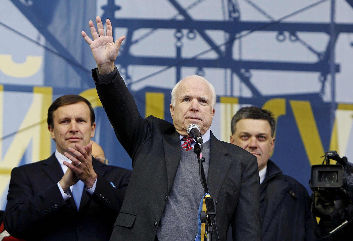 <p>15 декабря 2013 года. Маккейн на сцене во время протестов на Майдане</p>