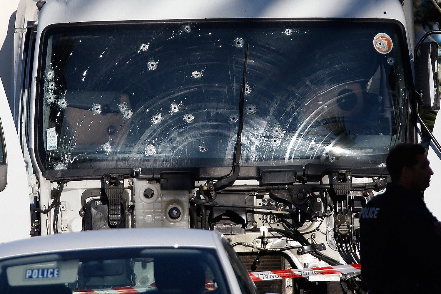 <p>14 июля. Ницца, Франция. Следы от пуль на лобовом стекле грузовика, который на высокой скорости врезался в толпу, отмечающую День взятия Бастилии.</p>