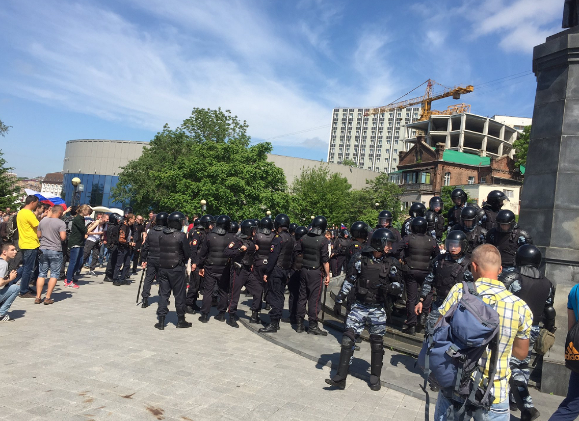 <p>Во Владивостоке митингующих разгонял ОМОН</p>