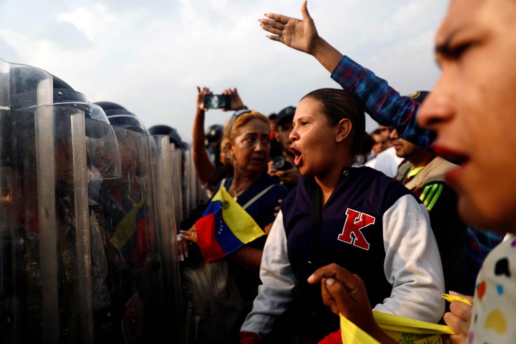 <p>Сторонники венесуэльской оппозиции требуют пропустить их через&nbsp;границу между Колумбией и Венесуэлой. В закрытом районе расположены пункты приема гуманитарной помощи для Венесуэлы, от которой отказываются власти страны.</p>
