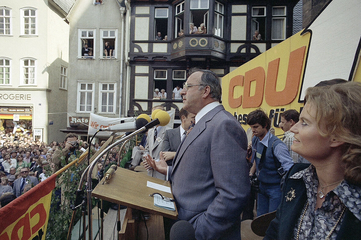 <p>Гельмут Коль выступает во время митинга Христианско-Демократической партии в Дюссельдорфе&nbsp;в 1977 году.</p>