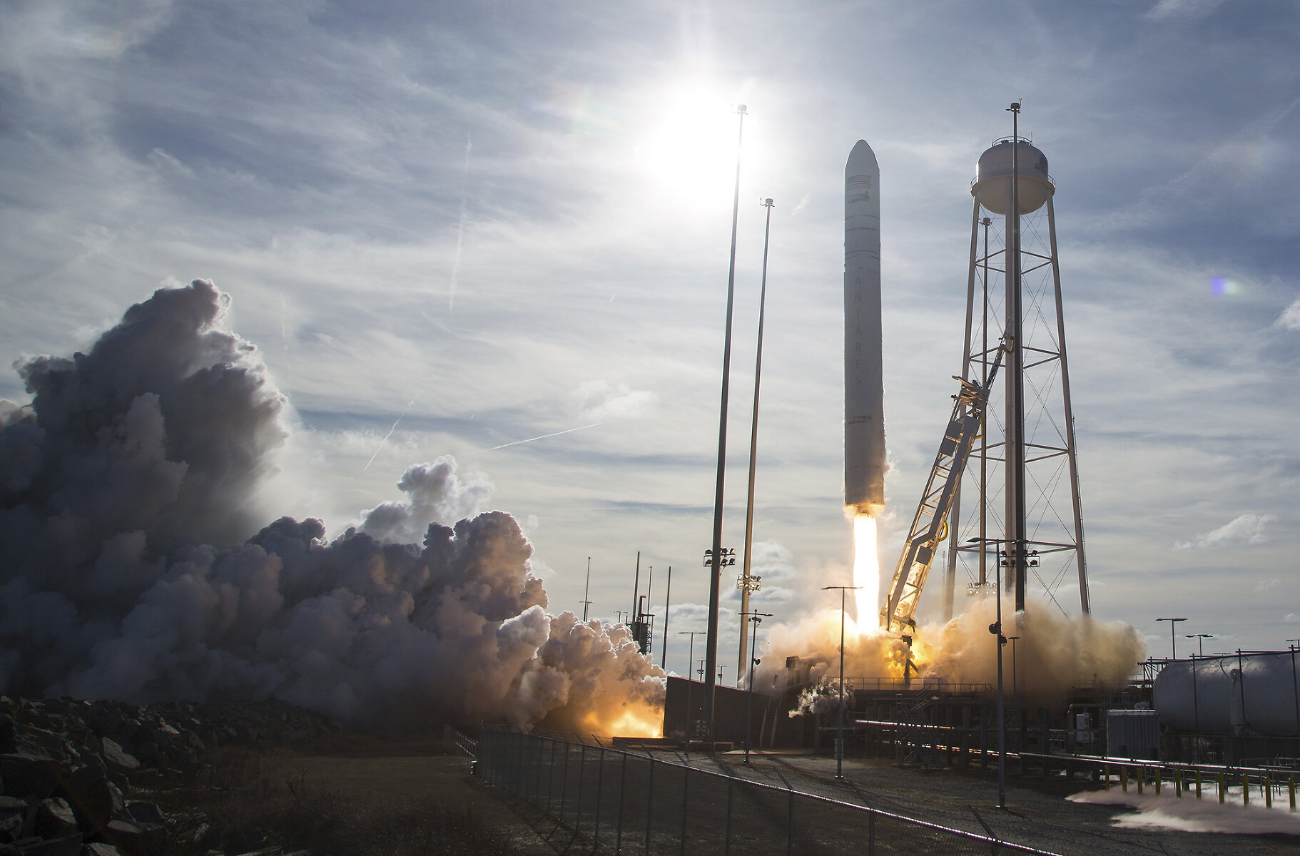 США. <p>Пуск ракеты Antares для доставки груза на МКС 15 февраля 2020 года. Еще один американский проект одноразовой ракеты-носителя. Для него также используются российские двигатели&nbsp;&nbsp;РД-181.</p>
