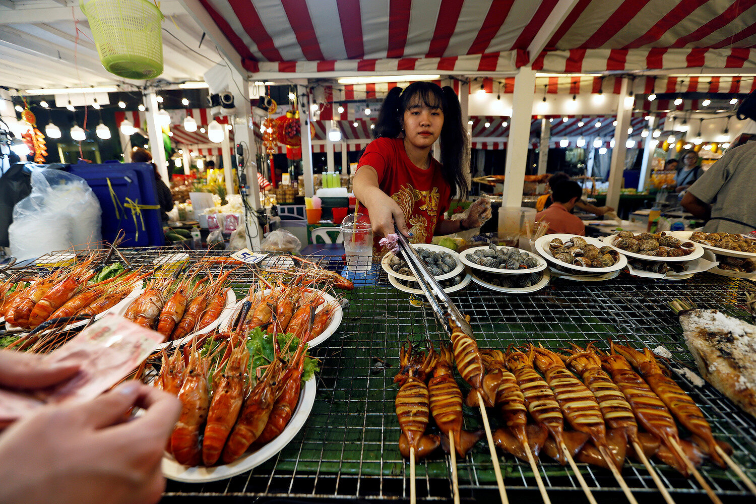 <p>Женщина продает морепродукты на временном ночном рынке, организованном специально в честь празднования китайского Нового года в Бангкоке (Таиланд)</p>

<p>&nbsp;</p>