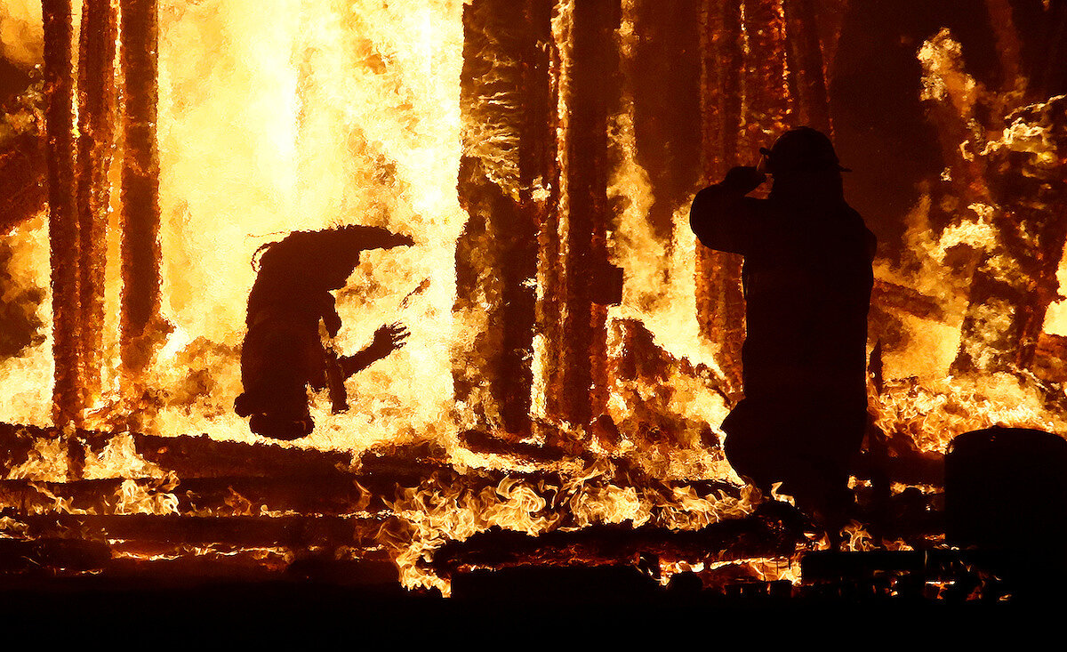 <p><strong>2 сентября. Блэк Рок Сити, США</strong></p>

<p>Мужчина на ежегодном фестивале <a href="https://tvrain.ru/galleries/festival_burning_man-443327/" target="_blank">Burning Man</a> забегает в горящую статую.</p>