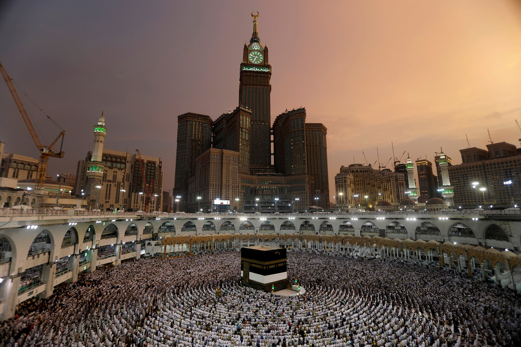 <p>Мусульмане молятся в мечети аль-Харам накануне ежегодного паломничества в Мекку</p>

<p> </p>