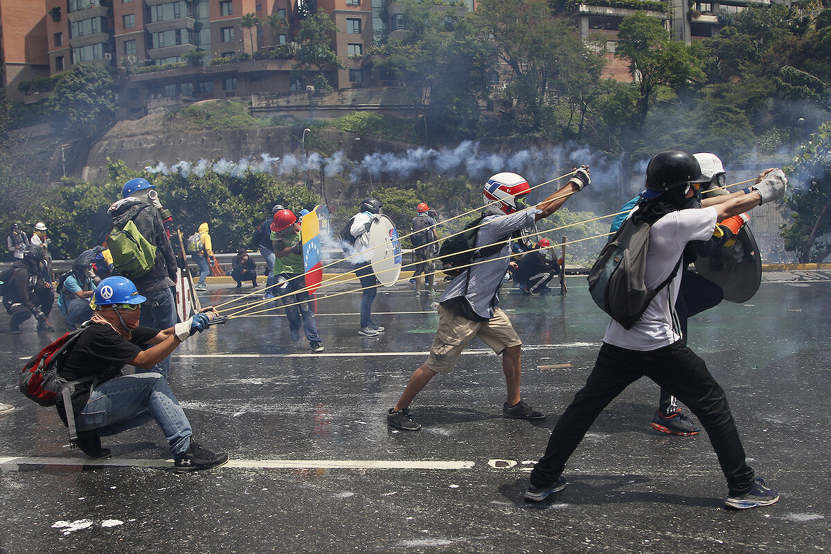 <p><strong>10 мая. Каракас, Венесуэла</strong></p>

<p>Антиправительственные демонстранты нацеливают гигантскую рогатку со стеклянной бутылкой с фекалиями на полицейских.</p>