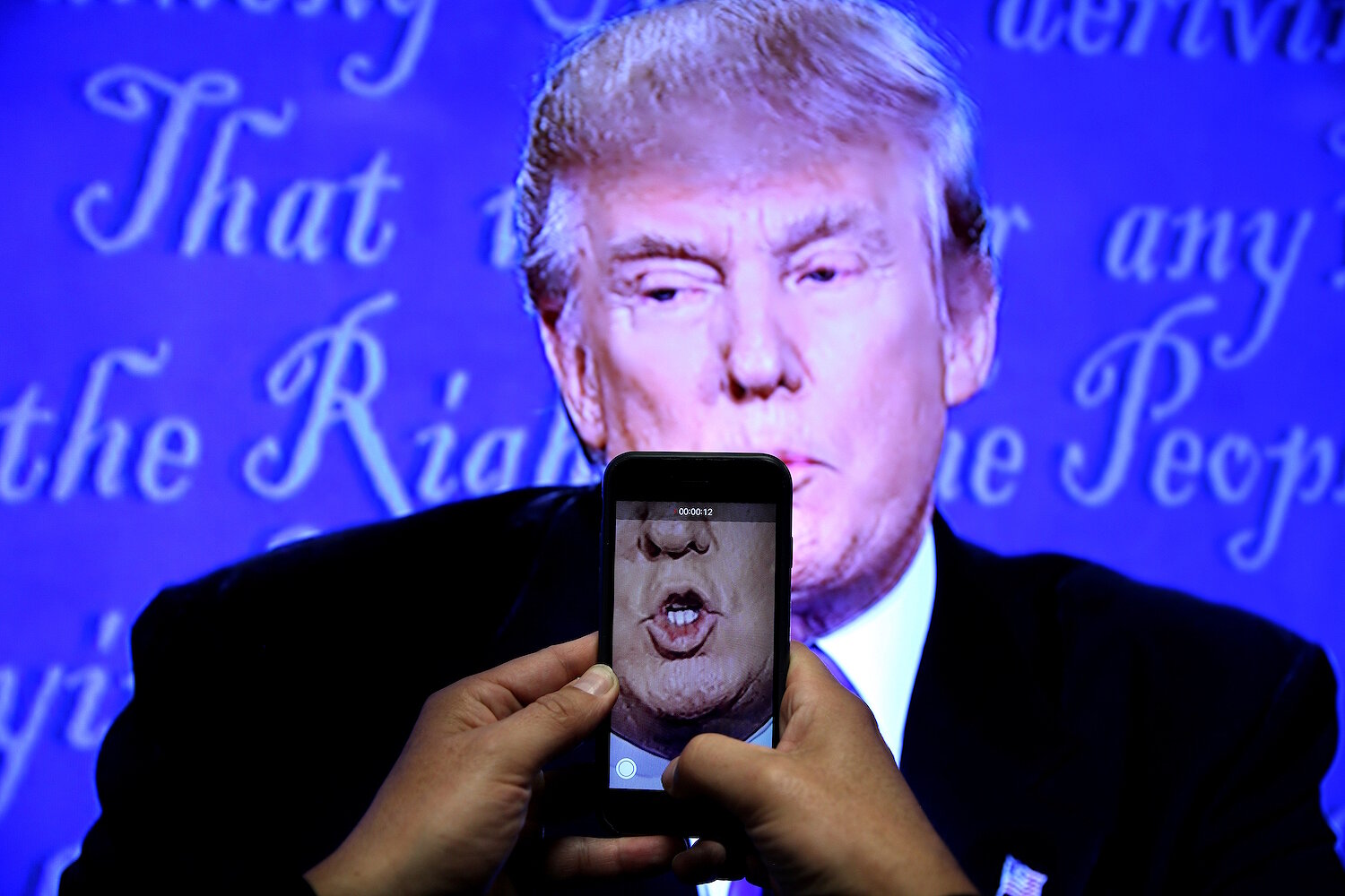 <p>26 сентября. Хампстед, США. Журналист снимает&nbsp;на телефон кандидата от республиканцев Дональда Трампа во время первых дебатов с Хиллари Клинтон.</p>