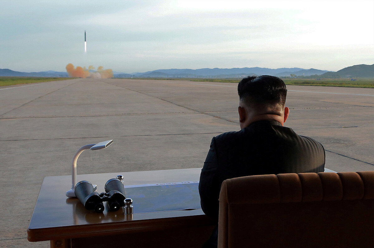 <p><strong>16 сентября. Пхеньян, Северная Корея</strong></p>

<p>Северокорейский лидер Ким Чен Ын наблюдает за запуском <a href="https://tvrain.ru/news/voennaya_operaciya-443374/" target="_blank">ракеты</a>&nbsp;Hwasong-12.</p>
