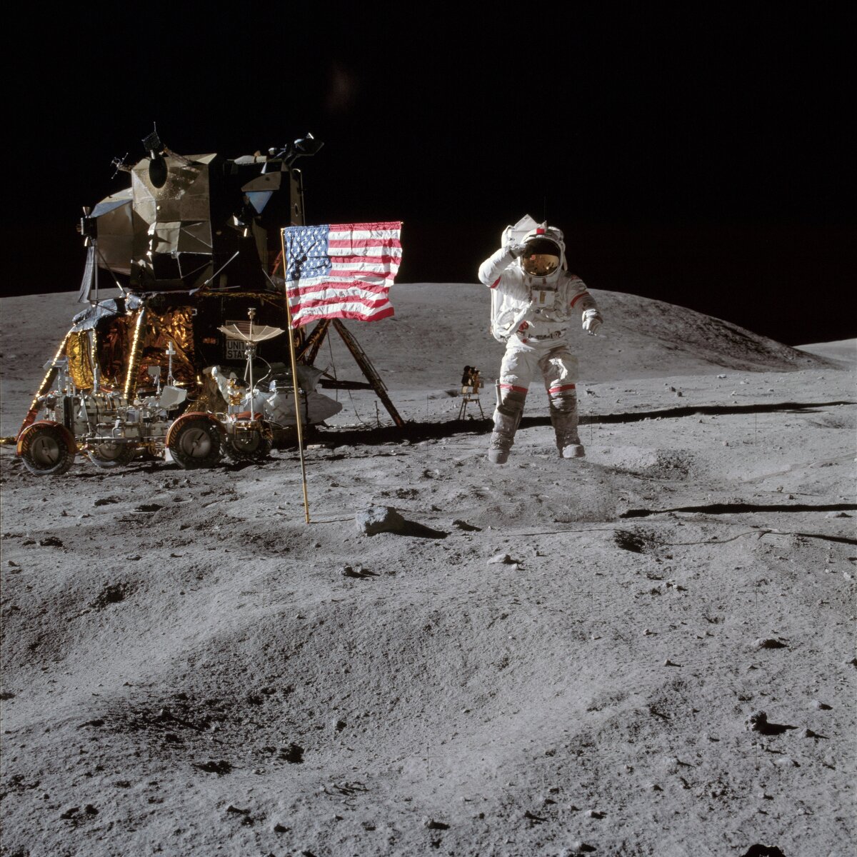 <p>Астронавт Джон Янг передвигается по лунной поверхности.</p>

<p>&nbsp;</p>