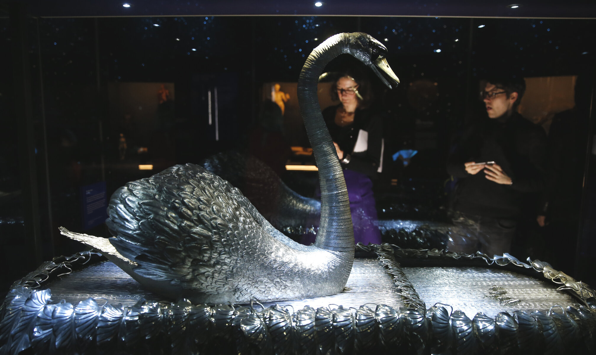 <p>Механический серебряный лебедь, изобретенный бельгийским инженером Джоном-Джозефом Мерлином к Всемирной выставке 1867 года в Париже. Птица стоит на стеклянной подставке в виде водной глади, по которой &laquo;плывут&raquo; шесть рыб. Лебедь управляется тремя часовыми механизмами. Марк Твен, увидевший экспонат на выставке, описал его в рассказе &laquo;Простаки за границей&raquo;.</p>