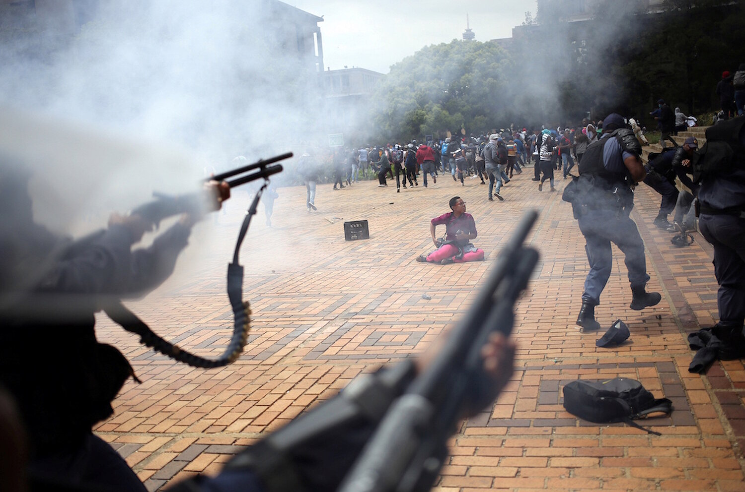 <p>4 октября.&nbsp;Йоханнесбург, ЮАР. Полицейские разгоняют студентов, протестующих против высокой платы за обучение в университетах.</p>
