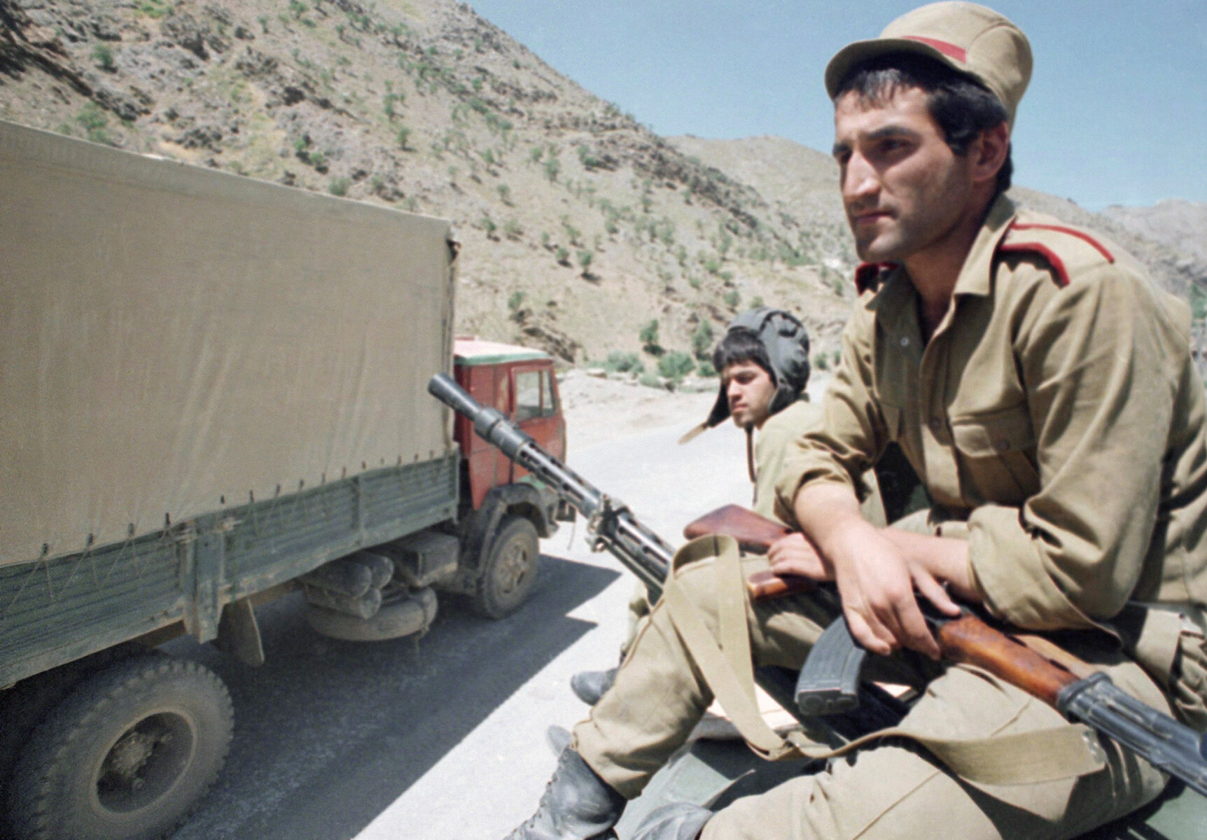 <p>Солдаты афганской армии на бронетранспортере патрулируют стратегический перевал Саланг, 17 августа 1989 года</p>