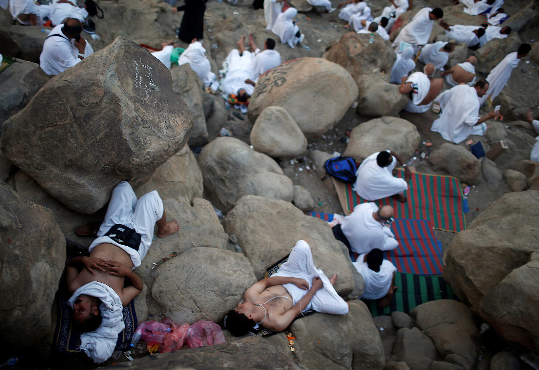 <p>Паломники собираются на горе Милосердия на равнине Арафат во время ежегодного паломничества</p>