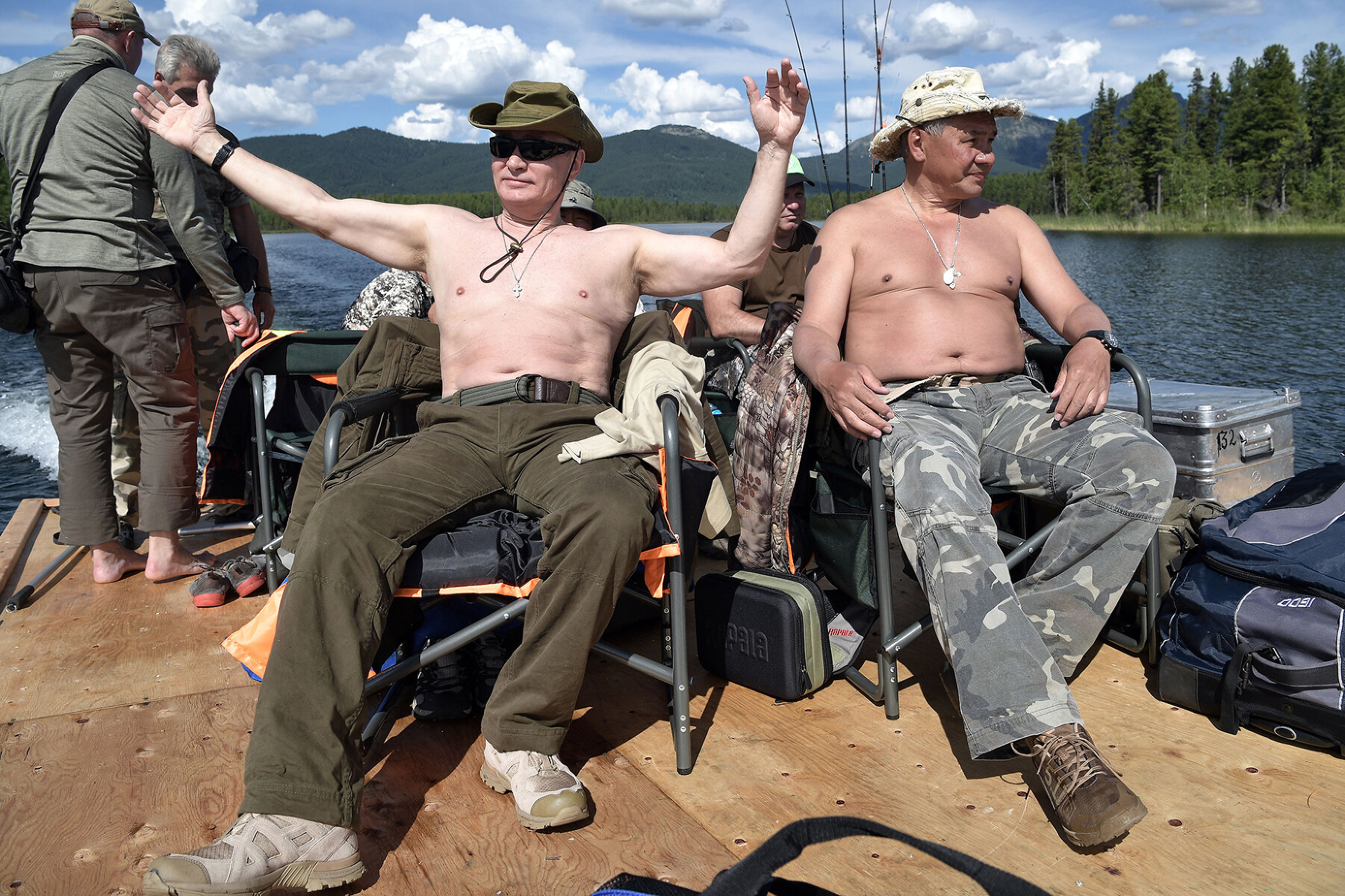 <p>Владимир Путин и министр обороны Сергей Шойгу</p>