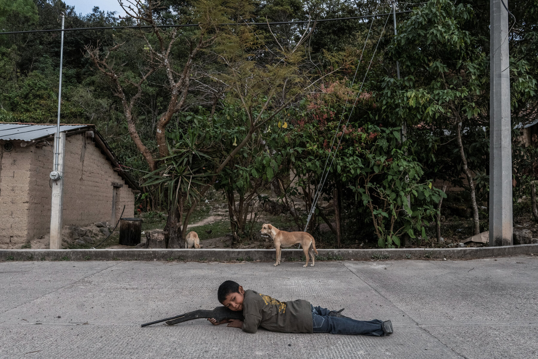 <p>6-летний Гильермо Гатика учится ползать с ружьем</p>