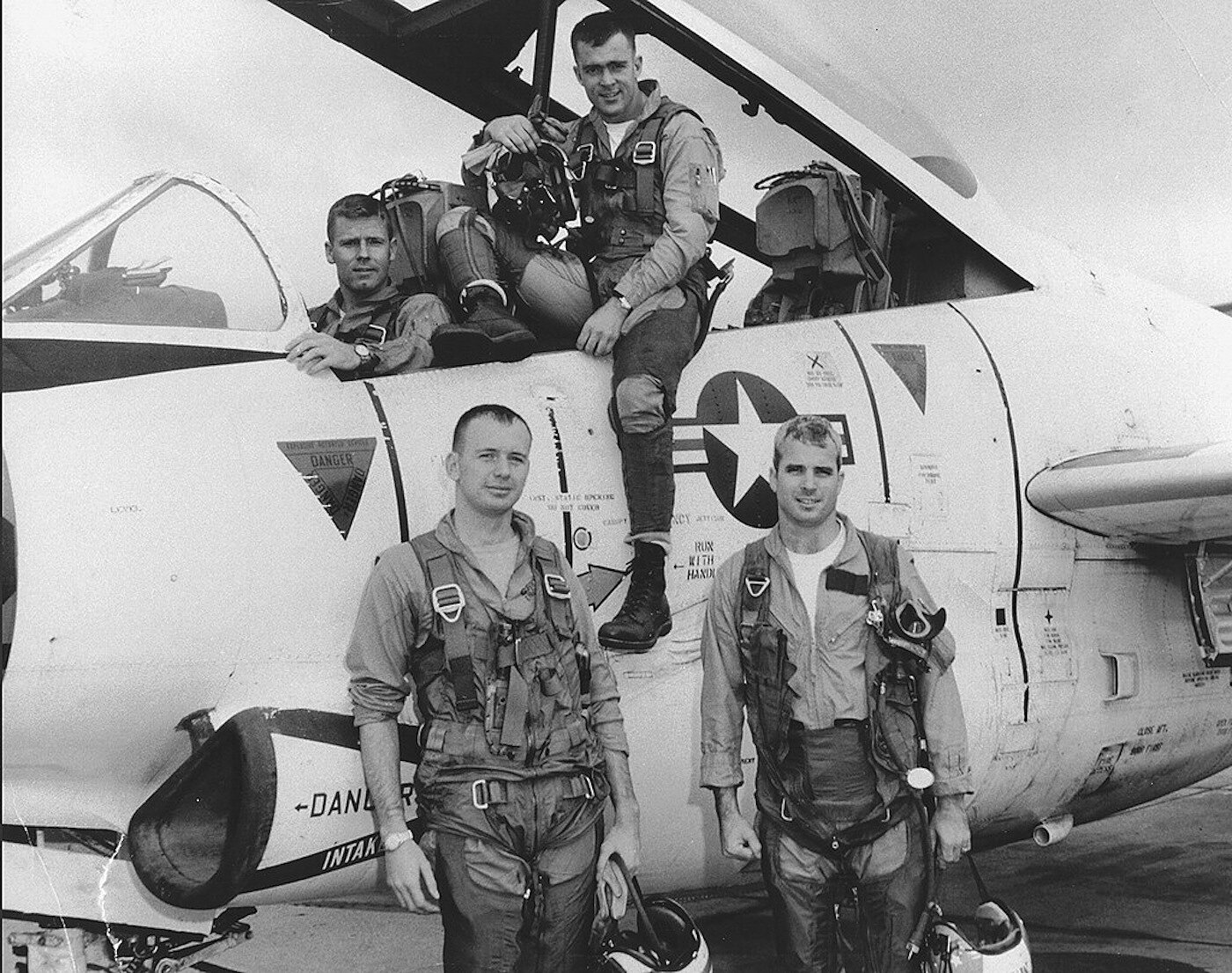 <p>1965 год.&nbsp;Джон Маккейн (справа) позирует со своей эскадрильей ВМС США</p>