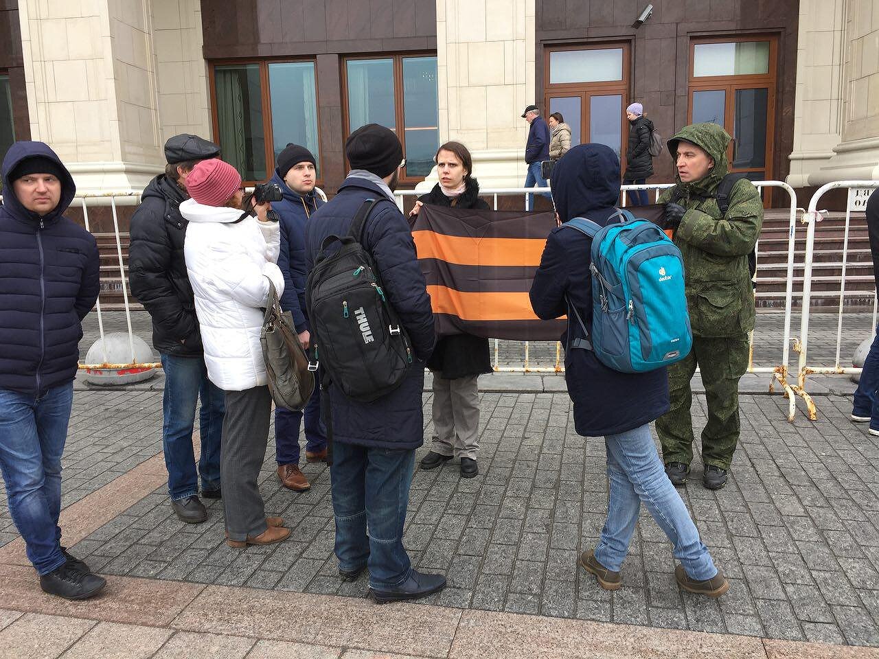 <p>На Манежную площадь также пришли активисты НОД.</p>