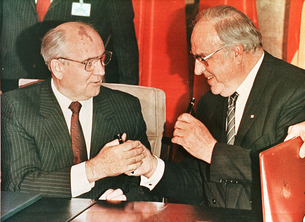 <p>Михаил Горбачев и Гельмут Коль меняются авторучками после подписания договора в Бонне в 1990 году.</p>
