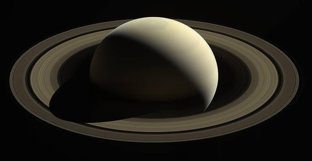 <p>Один из последних снимков Сатурна, переданный Cassini на Землю.</p>
