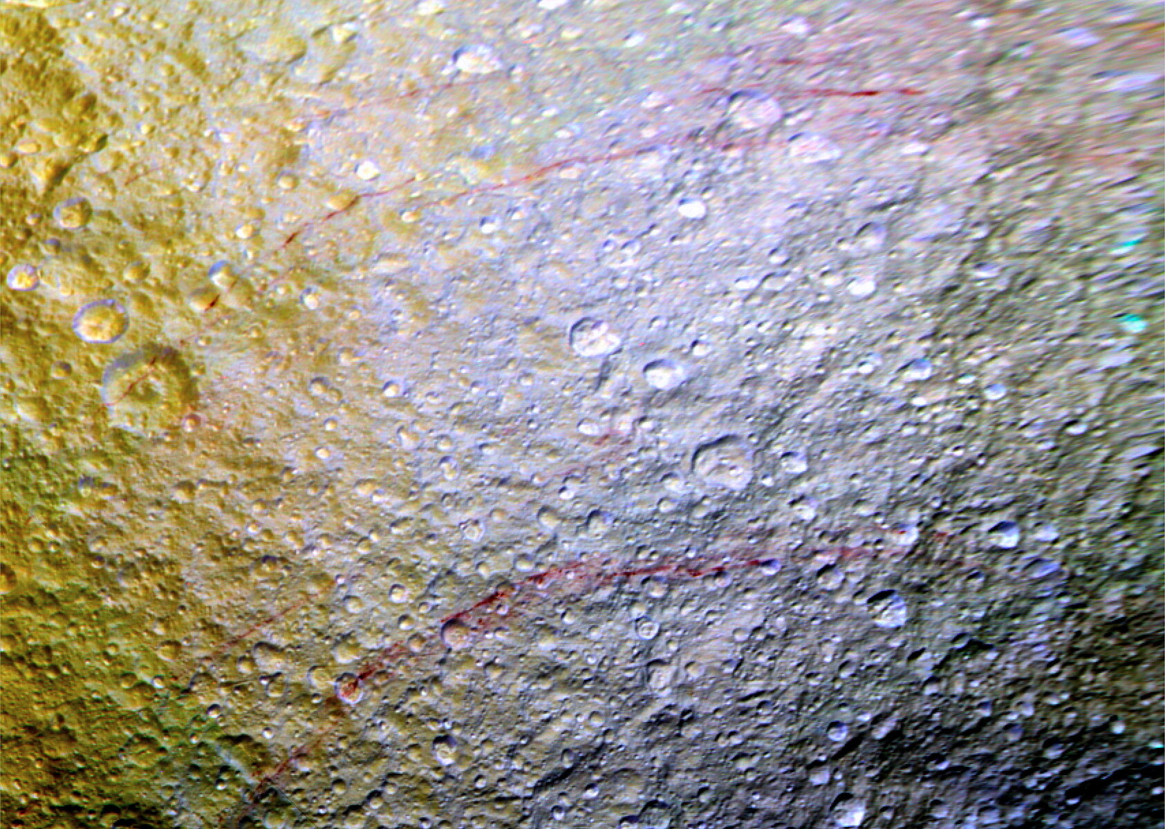 <p>Кратеры на поверхности спутника Сатурна Тетиса</p>