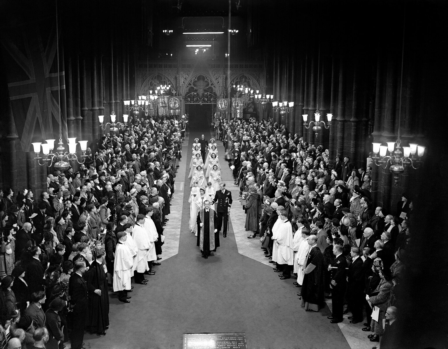 <p>Филипп и Елизавета в составе процессии в Вестминстерском аббатстве сразу после бракосочетания, 1947</p>