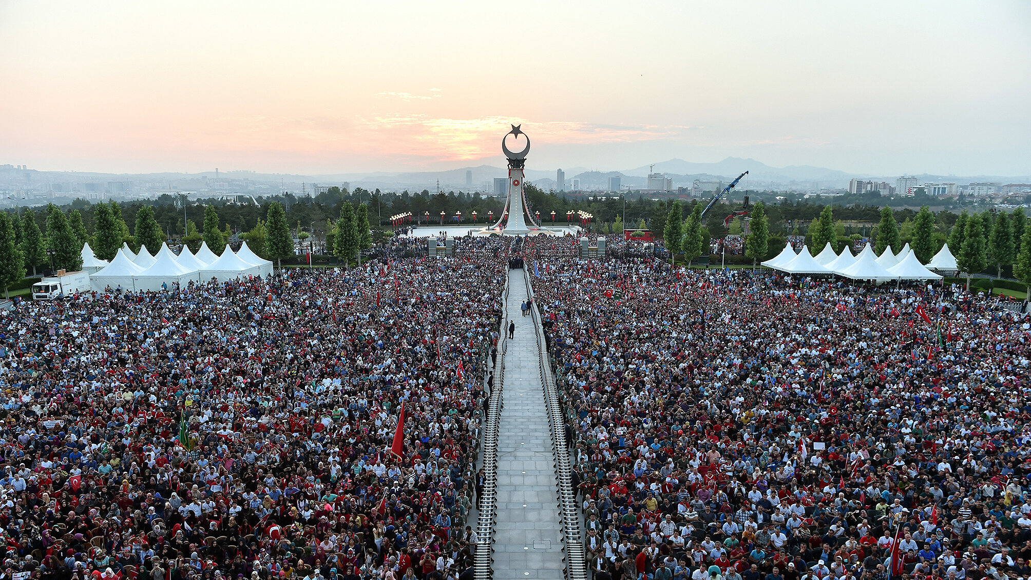 <p>Сторонники президента Реджепа Эрдогана собрались около президентского дворца на церемонию открытия памятника, посвященного погибшим при попытке переворота.</p>