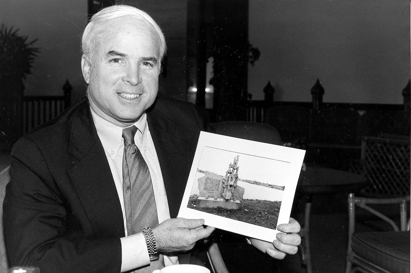 <p>18 февраля 1985 года. Маккейн держит фотографию мемориальной доски в Ханое, куда&nbsp;он приземлился с парашютом после того, как был сбит&nbsp;во время войны во Вьетнаме.&nbsp;</p>