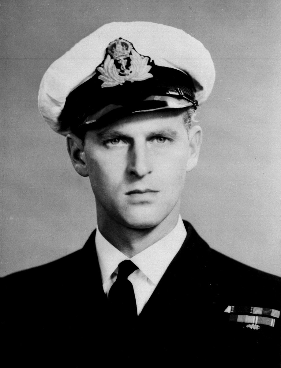 <p>Принц Филипп во время службы в королевских ВМС Великобритании, 1946</p>
