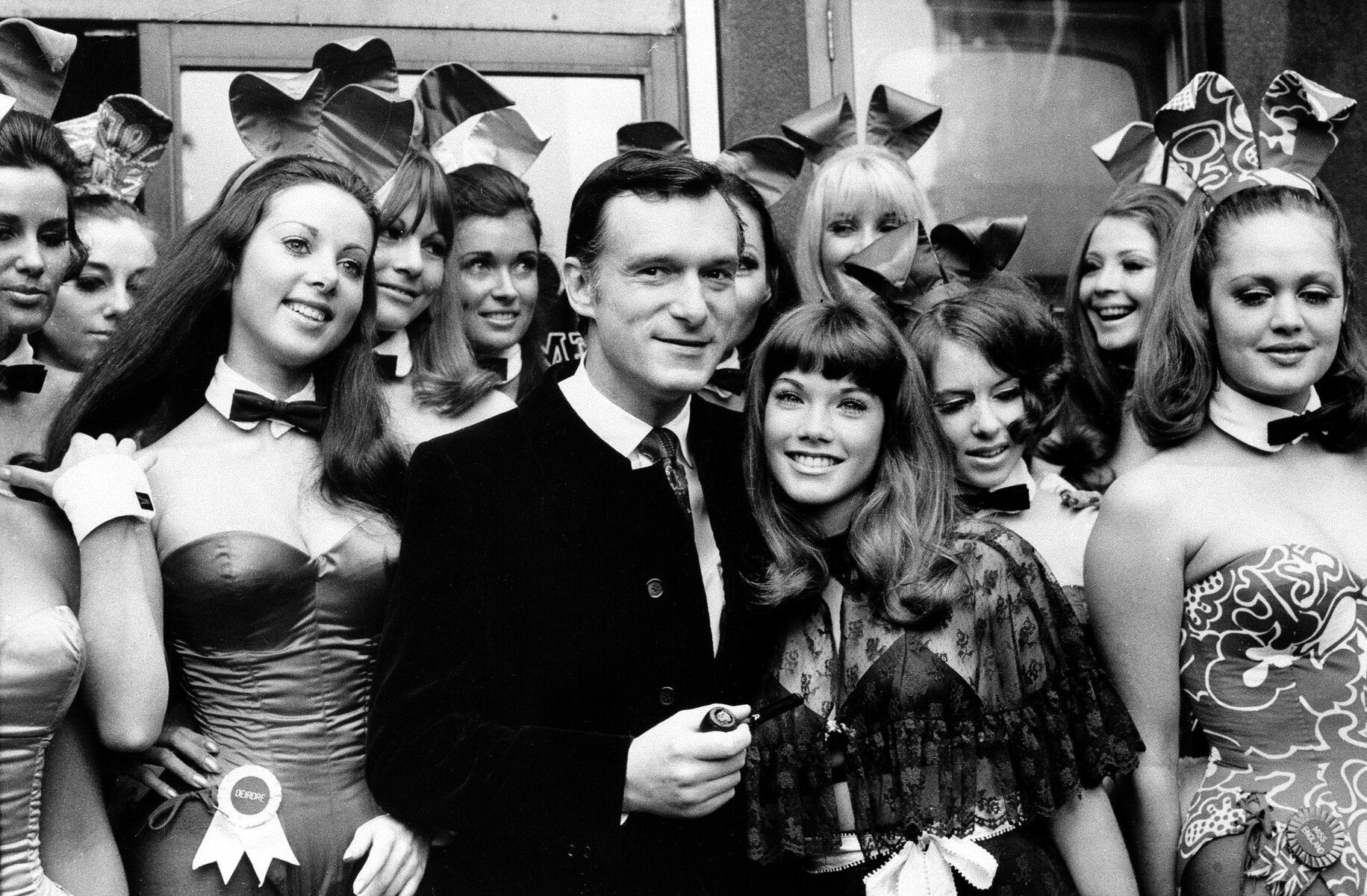 <p>Хью Хефнер и его подруга 19-летняя студентка Барбара Бентон&nbsp;в клубе Playboy в Лондоне. Сентябрь 1969 года.&nbsp;</p>