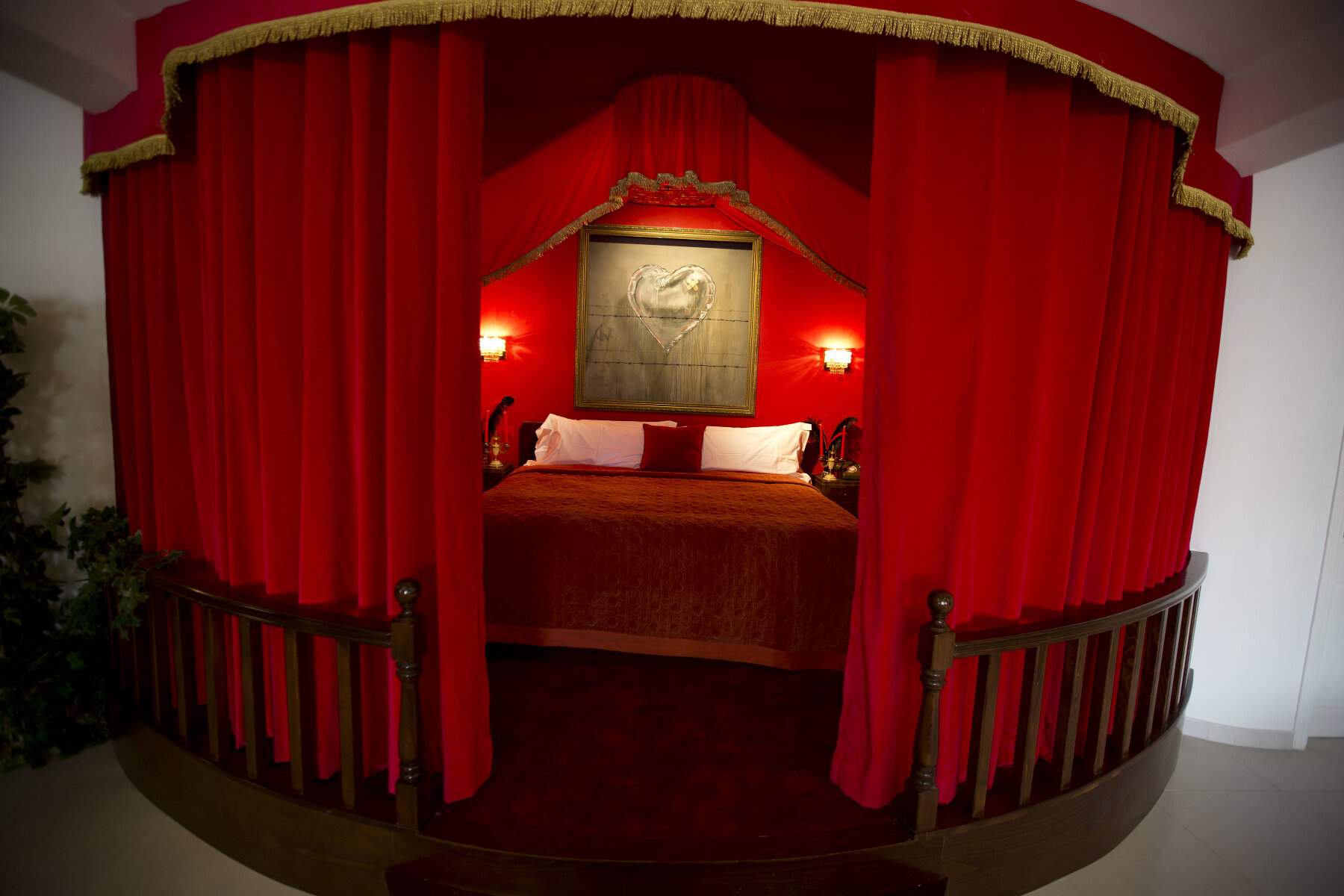 <p>Кровать в президентском номере-люкс с сердцем из колючей проволоки.</p>