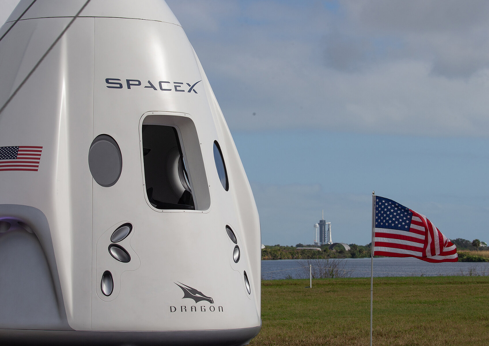 США. <p>США на примере сотрудничества NASA и SpaceX Илона Маска показали, насколько успешным может быть сращивание частного сектора и государственных программ по исследованию космоса. <strong>На фотографии&nbsp;&mdash;</strong> макет многоразового космического корабля SpaceX Crew Dragon, реальная версия которого с двумя астронавтами отправилась к МКС 30 мая 2020 года. Это был первый с момента прекращена программы&nbsp;полетов многоразовых шаттлов в 2011 года&nbsp;пилотируемый&nbsp;корабль, запущенный&nbsp;из США. До этого астронавтов на МКС доставляли российские&nbsp;&laquo;Союзы&raquo;. Dragon также&nbsp;стал первым в истории запуском, осуществленным частной космической компанией. На пресс-конференции по итогам успешного запуска Маск <a href="https://tvrain.ru/news/batut_rabotaet_ilon_mask_otvetil_na_shutku_rogozina_posle_zapuska_crew_dragon_k_mks-509807/" target="_blank">сказал&nbsp;</a>&laquo;Батуты работают&raquo;, ответив на слова Рогозина, который в 2014 году&nbsp;допустил отказ доставлять американских астронавтов на МКС и предложил доставлять их на МКС с помощью батутов.&nbsp;</p>