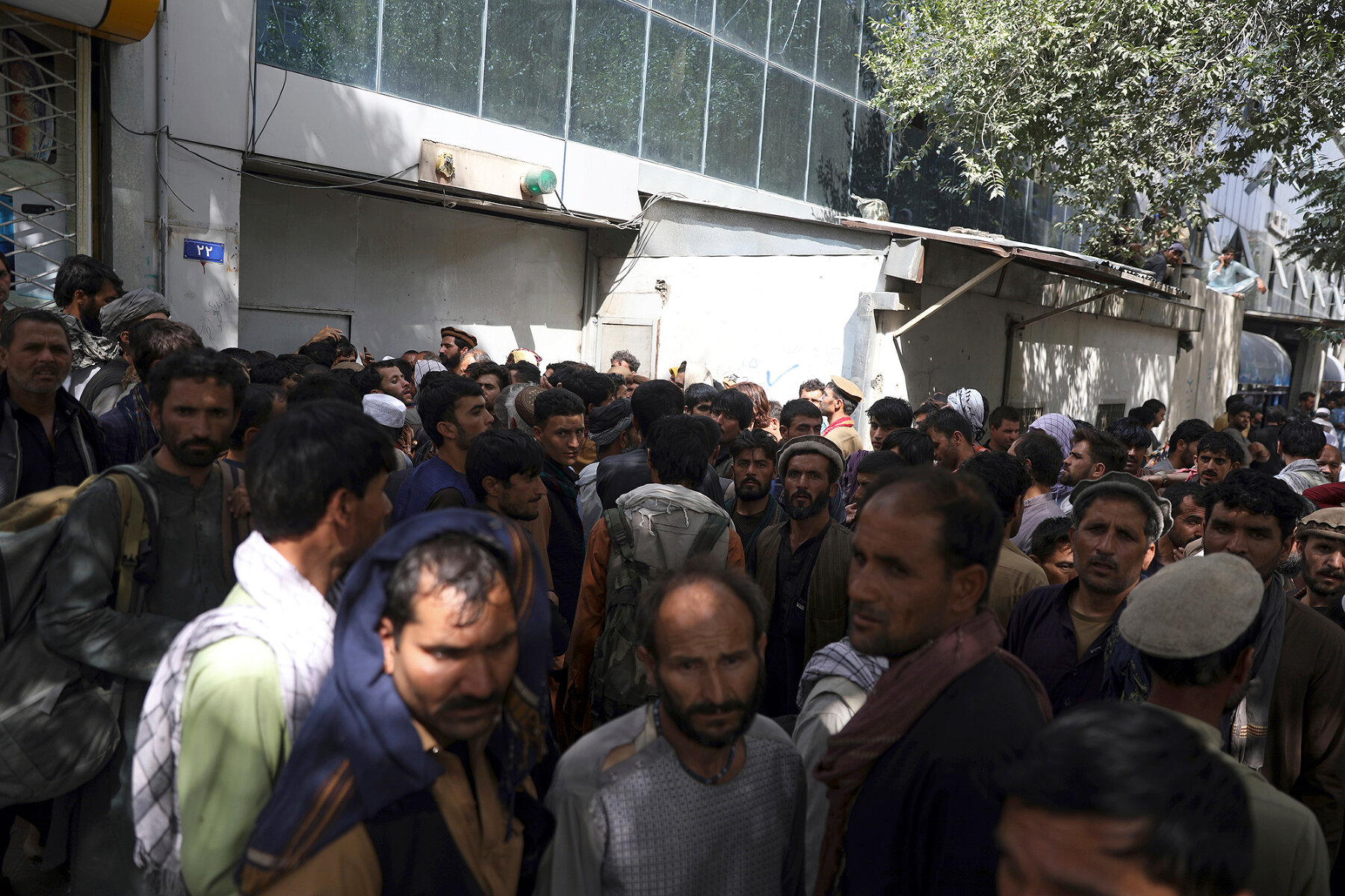 <p>Местные жители стоят в огромной очереди в банк Кабула, чтобы&nbsp;забрать свои сбережения, 15 августа 2021 года</p>