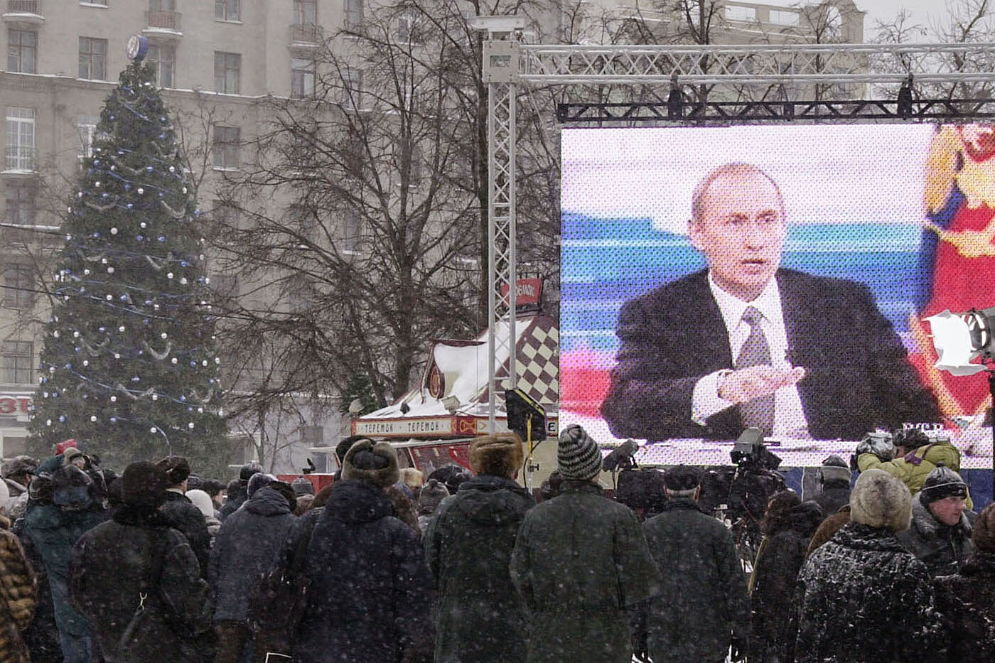 <p>Первая прямая линия с Владимиром Путиным, Москва,&nbsp;2001 год. Москвичи наблюдают за трансляцией на Пушкинской площади 24 декабря</p>