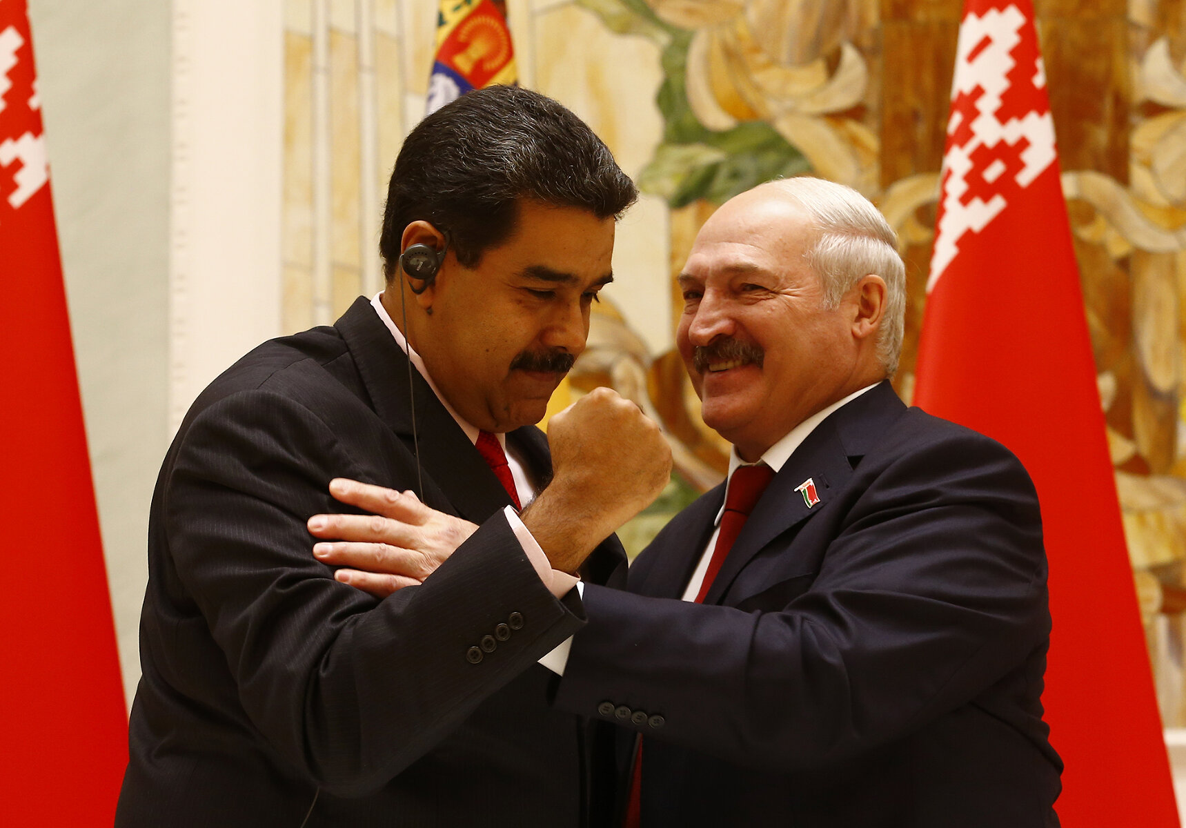 <p>Лукашенко и Николас Мадуро, 5 октября 2017 года</p>