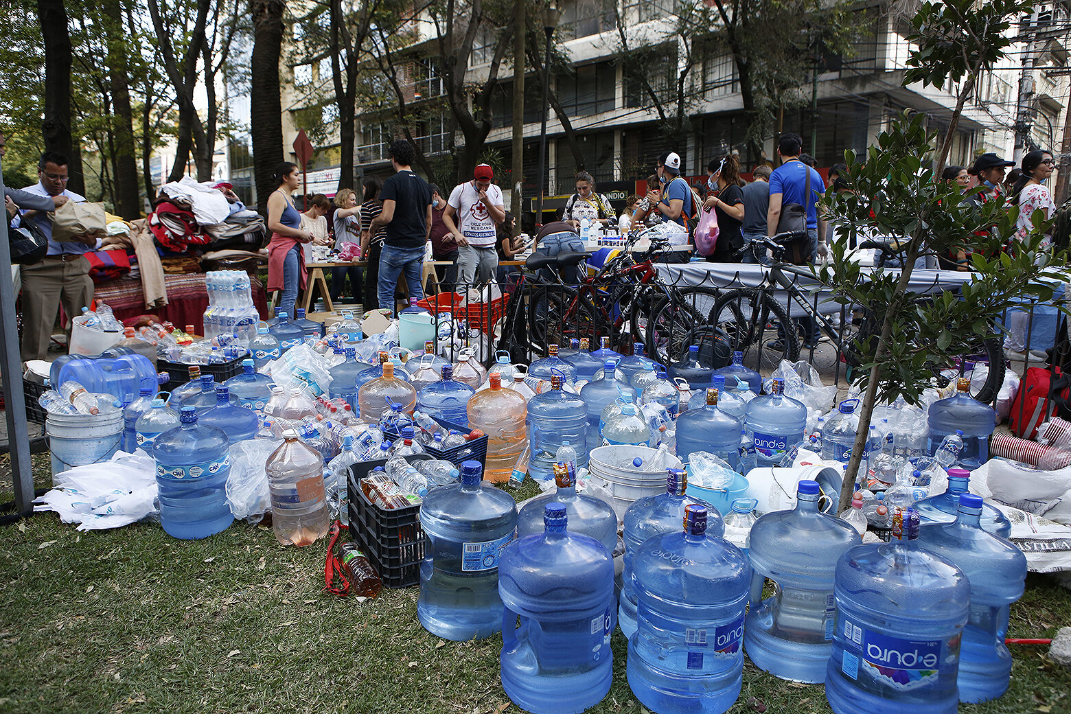 <p>Добровольцы собирают воду, лекарства и одеяла, пожертвованные жителями района Кондеса в Мехико.</p>