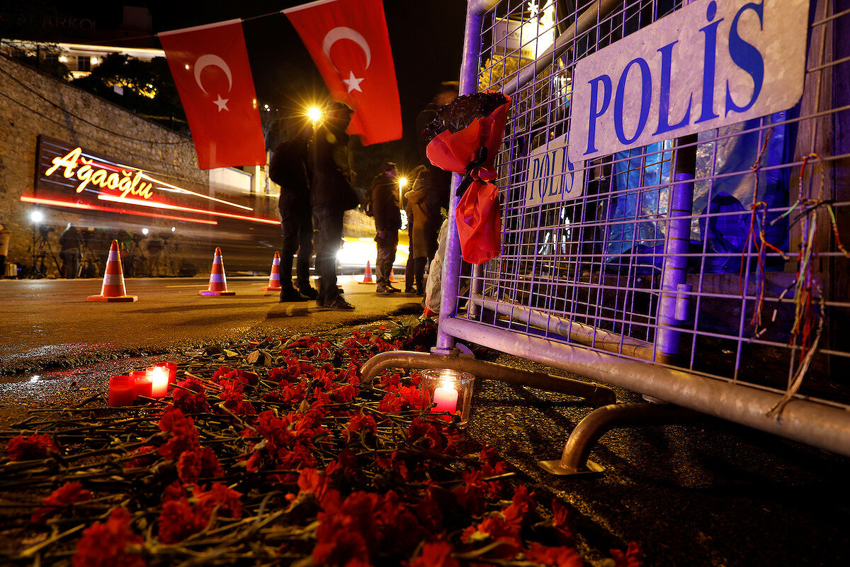 <p><strong>1 января. Стамбул, Турция</strong></p>

<p>Цветы возле входа в ночной клуб &laquo;Рейна&raquo;, в котором террорист <a href="https://tvrain.ru/teleshow/here_and_now/istanbul_gunshot-424762/" target="_blank">открыл огонь</a> в новогоднюю ночь. Погибли не менее 39 человек, 69 &mdash; были ранены.</p>