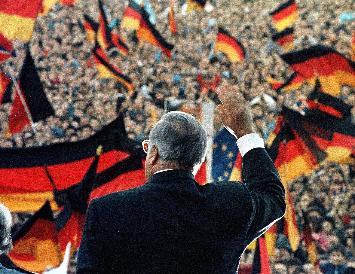 <p>Гельмут Коль во время предвыборного митинга в 1990 году в Восточной Германии.</p>