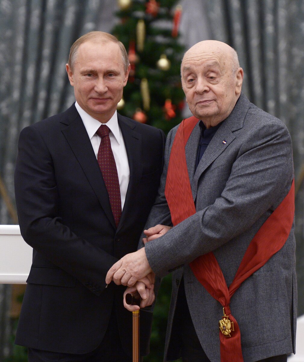 <p>Президент Владимир Путин награждает Леонида Броневого орденом &laquo;За заслуги перед Отечеством&raquo; I степени в Кремле. 2014 год.</p>
